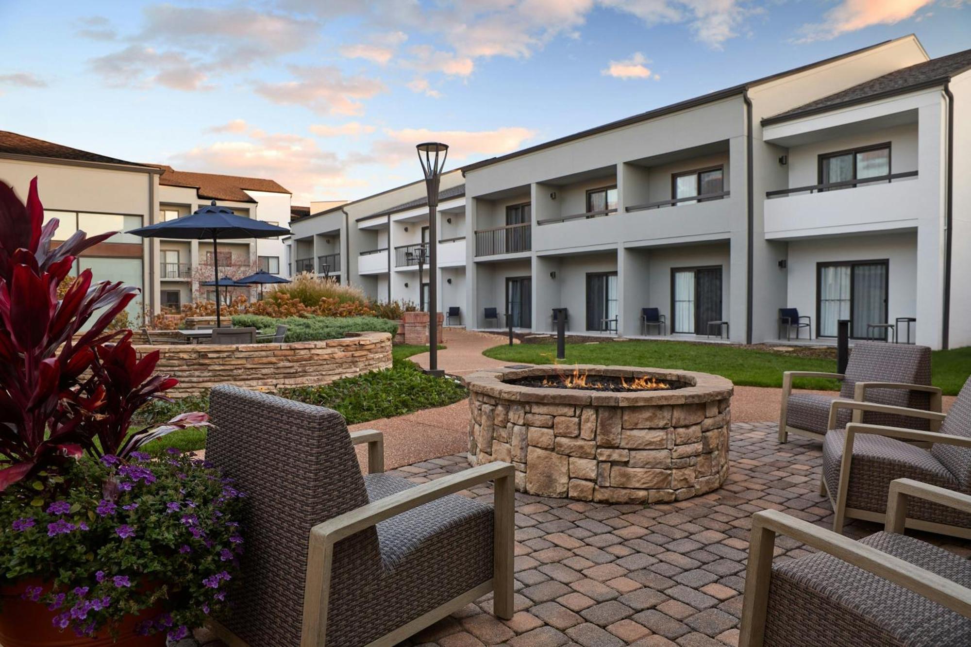 Courtyard St. Louis Creve Coeur Hotel Екстериор снимка