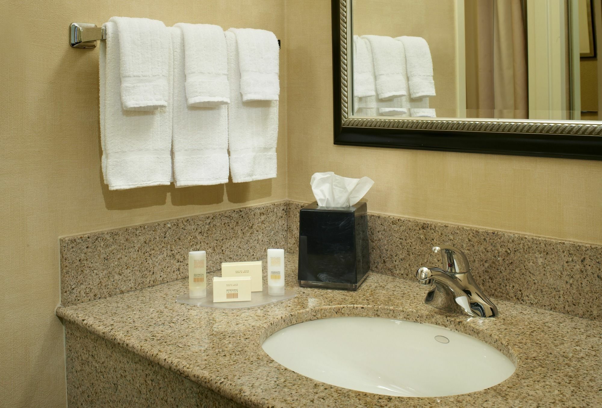 Courtyard St. Louis Creve Coeur Hotel Стая снимка